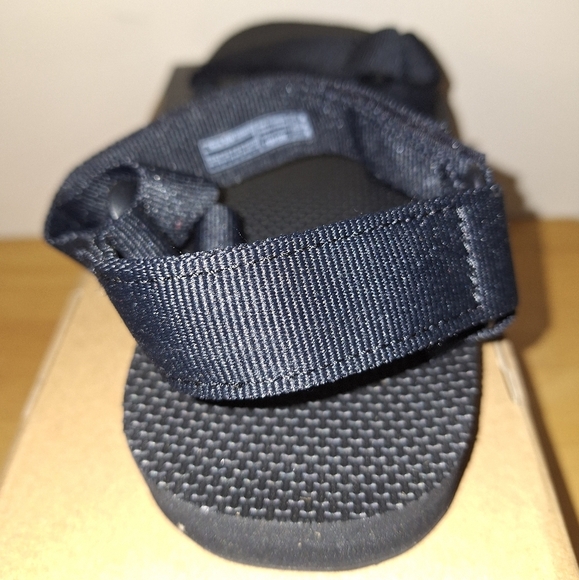 A pair of Teva M. Universal Urban 1004010/BLK. Sandals in a size 9. NWB - Picture 10 of 12